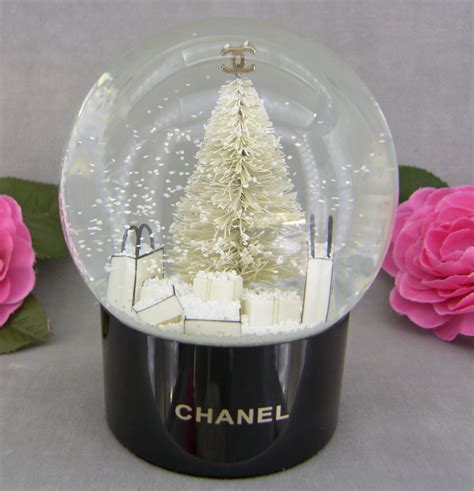 Chanel Schneekugel .